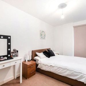 2 bedroom maisonette in London - Photo 2