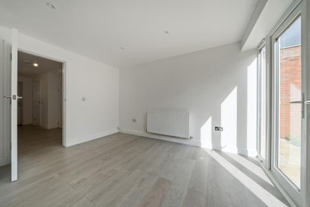 4 bedroom semi-detached house to rent - Photo 2