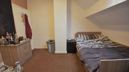 4 bedroom House in Meadow View, Leeds - Photo 5