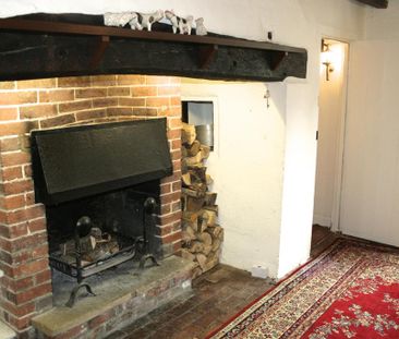 3 bedroom character property to rent - Photo 2