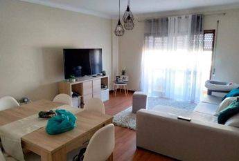 Alugo quarto espacoso no Porto Areosa