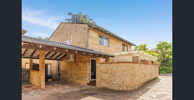 Charming Townhouse in Prime Como Beach Location! - Photo 1