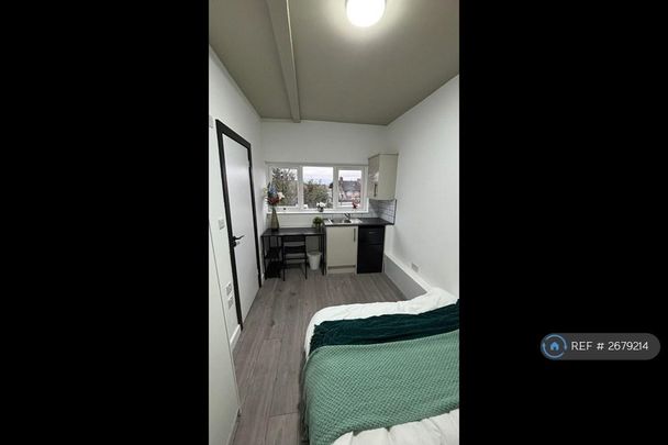 1 bedroom in a flat share to rent - Photo 1