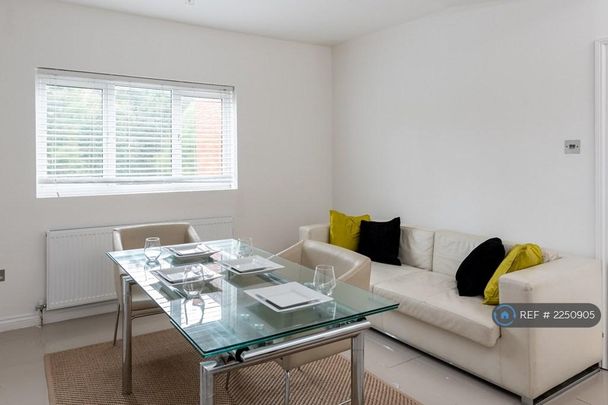 1 bedroom in a flat share to rent - Photo 1