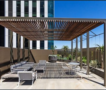 Ultra-chic city apartment with enviable views - Photo 2