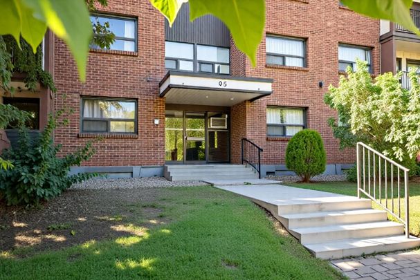 33 Boulevard Brunswick, Montréal, QC - Photo 1