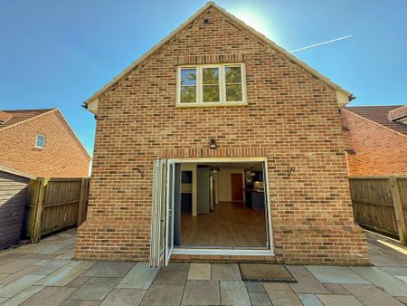 3 bedroom detached house to rent - Photo 2