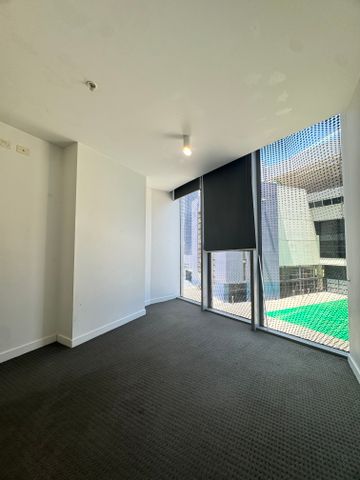 Affordable 2 Bedroom Living in Docklands - Photo 2