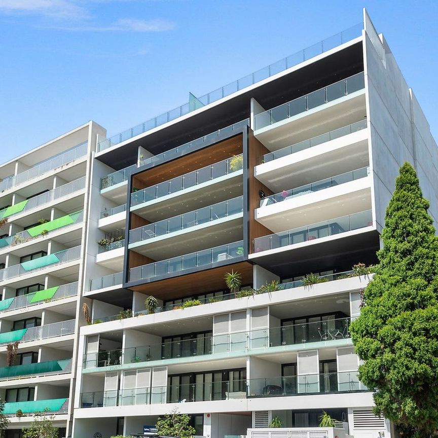 Sleek North Facing Apartment Steps from the Beach - Photo 1