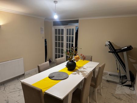 4 Bed Terraced House, Chertsey Close, LU2 - Photo 3