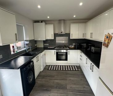 4 bedroom semi-detached house to rent - Photo 6
