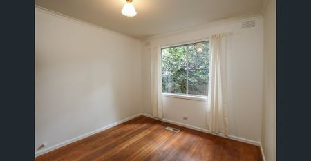 Three-bedroom home within walking distance to everything in town. - Photo 2