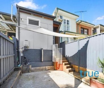 STUNNINGLY PRESENTED SPLIT LEVEL HOME IN IDEAL LOCATION - Photo 4