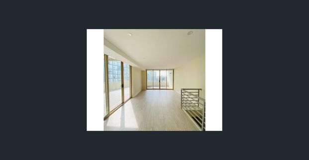 Enormous and Peaceful Split Level Three Bedroom, North Facing Penthouse in Centre of Mascot , with View of City Skyline and Huge Wrap Around Terrace - Photo 1