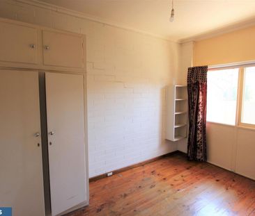 WELL PRESENTED UNIT IN EXCELLENT LOCATION - Photo 2