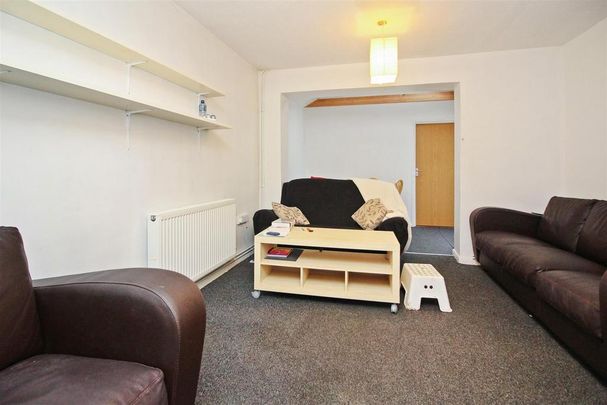 4 bedroom end of terrace house to rent - Photo 1