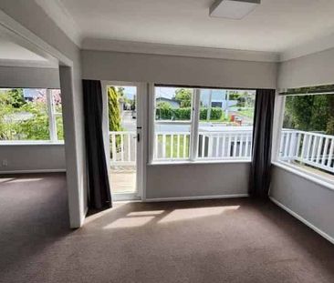 Large 3BR family home + Pool! - Photo 2