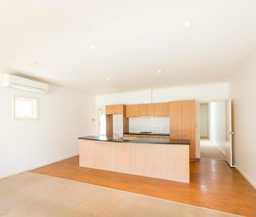 SPACIOUS SINGLE STOREY TOWNHOUSE IN SAFE SECURE NEIGHBOURHOOD! - Photo 2