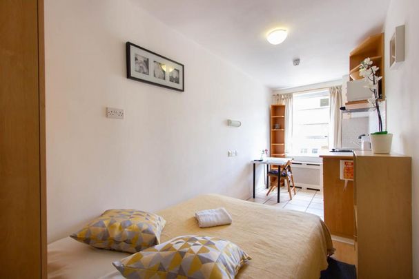 Flat 16 Penywern Road, Earls Court SW5 9SX - Photo 1