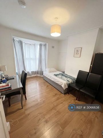 1 bedroom in a house share to rent - Photo 4