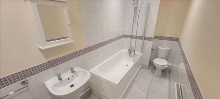 Large 1-Bedroom Top-Floor Apartment on Royal York Crescent. - Photo 5