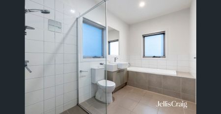 Modern Living on the Eltham–Montmorency Border - Photo 2