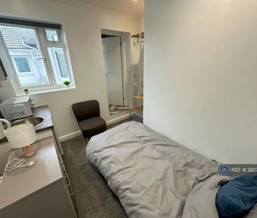 1 bedroom in a house share to rent - Photo 1