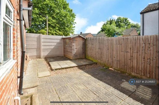 1 bedroom in a house share to rent - Photo 1