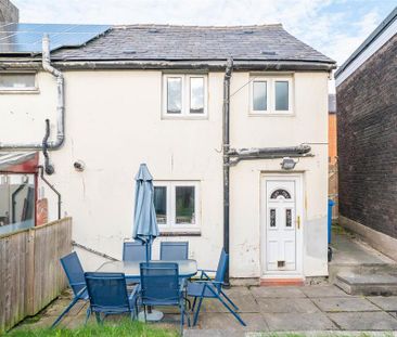2 bedroom end of terrace house to rent - Photo 3