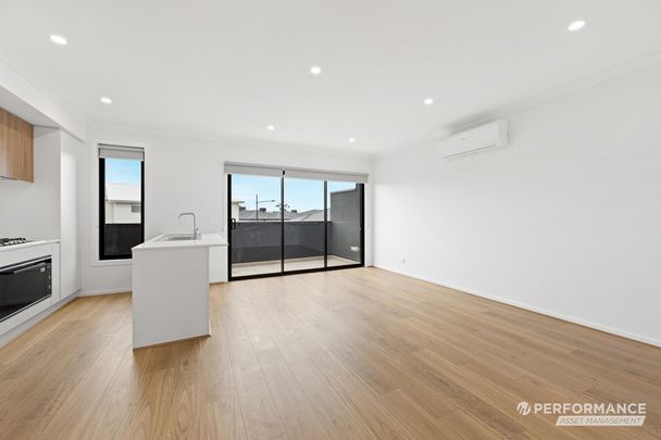 12 Strong View, Fraser Rise VIC 3336 - Townhouse For Rent | Domain - Photo 1