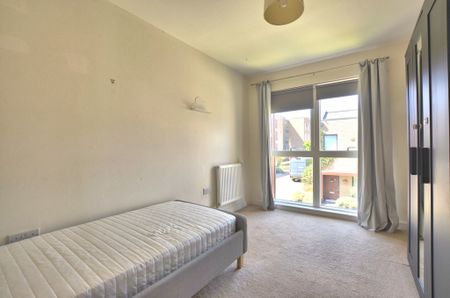 A modern two bedroom property, in the sought after area of Trumpington with allocated parking and enclosed garden. Ideally located for access to the M11, A14 and Addenbrookes Hospital. - Photo 4