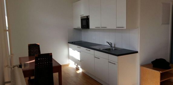 Rent a 1 room studio in Delémont - Photo 2
