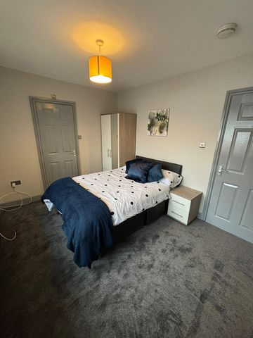 Room 4, 85 Doncaster Road, Armthorpe - Photo 2