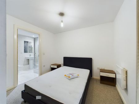 2 bedroom flat to rent - Photo 5