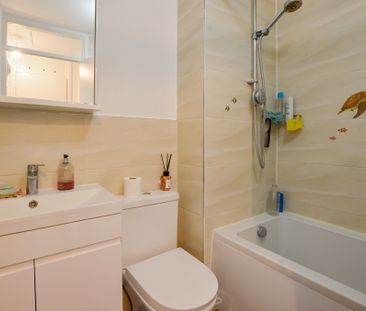 A modern two bedroom terraced home, offering good sized accommodati... - Photo 6