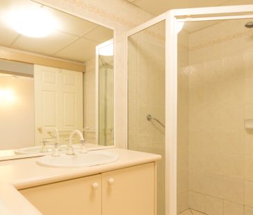 STUNNING APARTMENT IN PRIME CITY LOCATION! - Photo 2