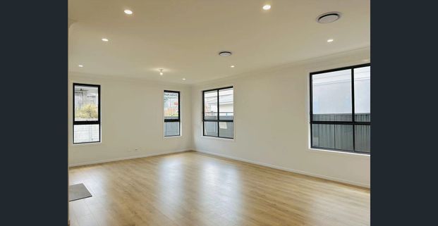 Near New 5 bedroom Modern Family Home in Highly Sought After Location!! - Photo 1