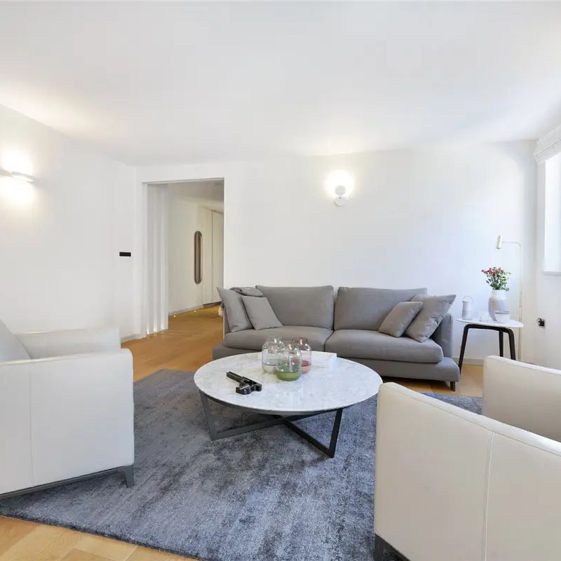 3 bedroom flat in London - Photo 1