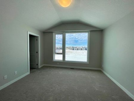 55 Lucas Way Northwest, Calgary - Photo 2