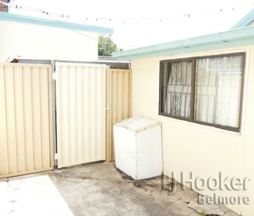 Spacious one bedroom studio with water included in rent! - Photo 6