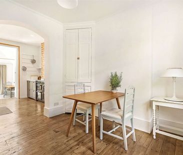 A Grade II Listed three bedroom terraced house with off street park... - Photo 6