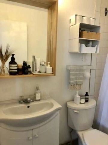 Gladstone Suites — Large Bright Sunny Bachelorette - Photo 3
