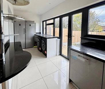 6 bedroom semi-detached house to rent - Photo 2