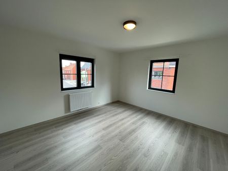 Drie slaapkamer EENGEZINSWONING met garage & tuin - Photo 5