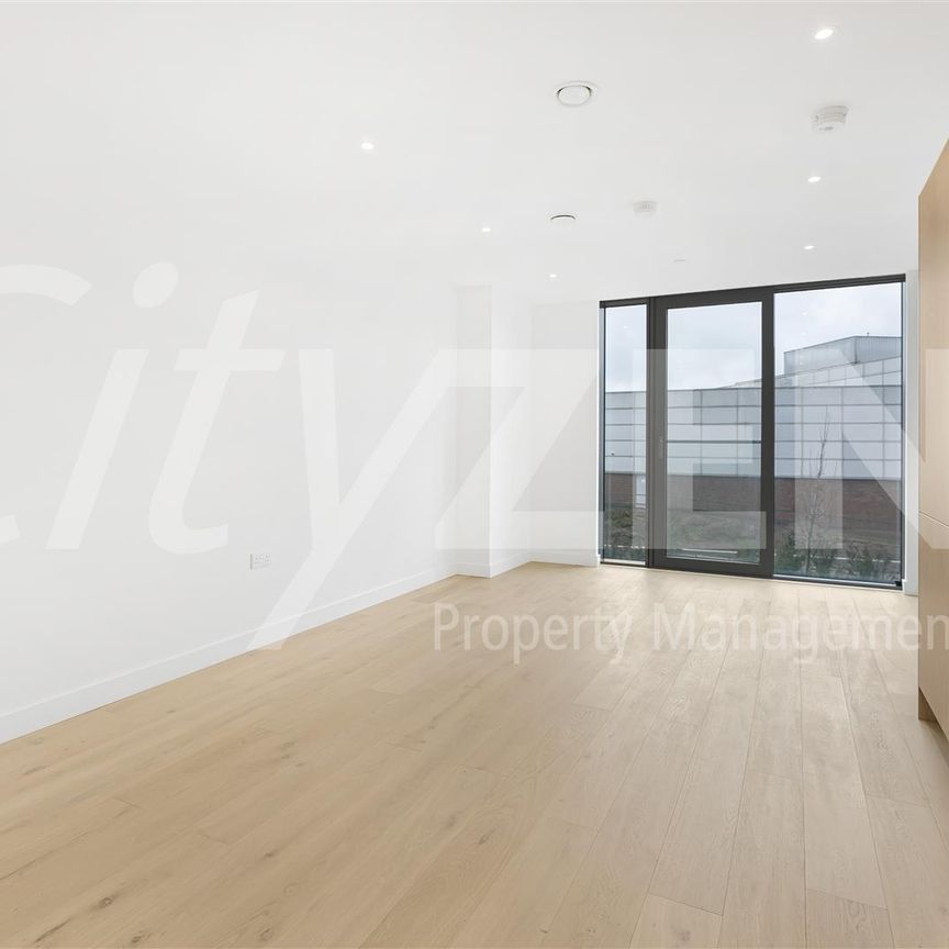 37 Clarendon Road, Watford - Photo 1