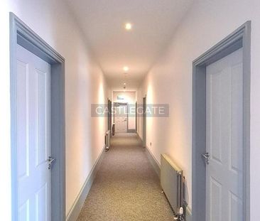 1 bedroom in a flat share to rent - Photo 2