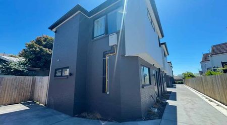 Modern 2-Bedroom Townhouse for Rent – Exceptional - Photo 3