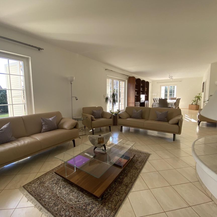 EXCLUSIVITY – 6-room detached villa with pool and garden - Photo 1