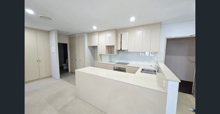 Modern 2-Bedroom Apartment with Ducted Aircon and 2 Parking Spaces in Maroubra Junction - Photo 2