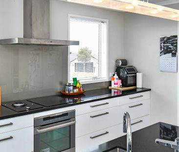 Executive living in Pokeno! - Photo 2